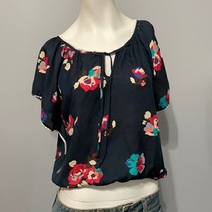American Eagle Short sleeves blouse w/ cute trim. Small. Bundle and Save!!
